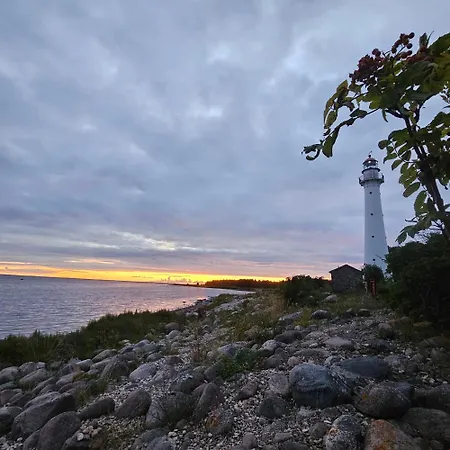 Kihnu Saar,Paehklimetsa Majutus Parnawa